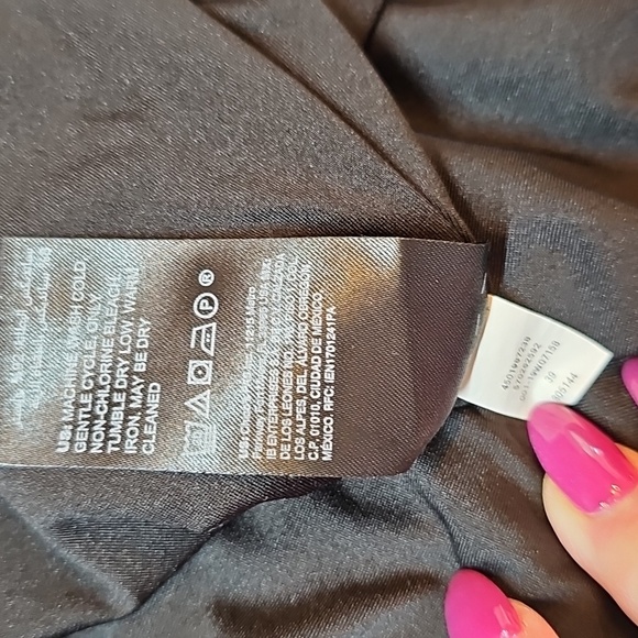 NEW WHBM WHITE HOUSE BLACK MARKET BLACK FLORAL FITTED HALTER TOP - Picture 16 of 16